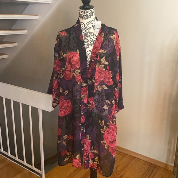 Laura polyester robe. I have 2 of them. Never worn. Very lightweight - Picture 5 of 5